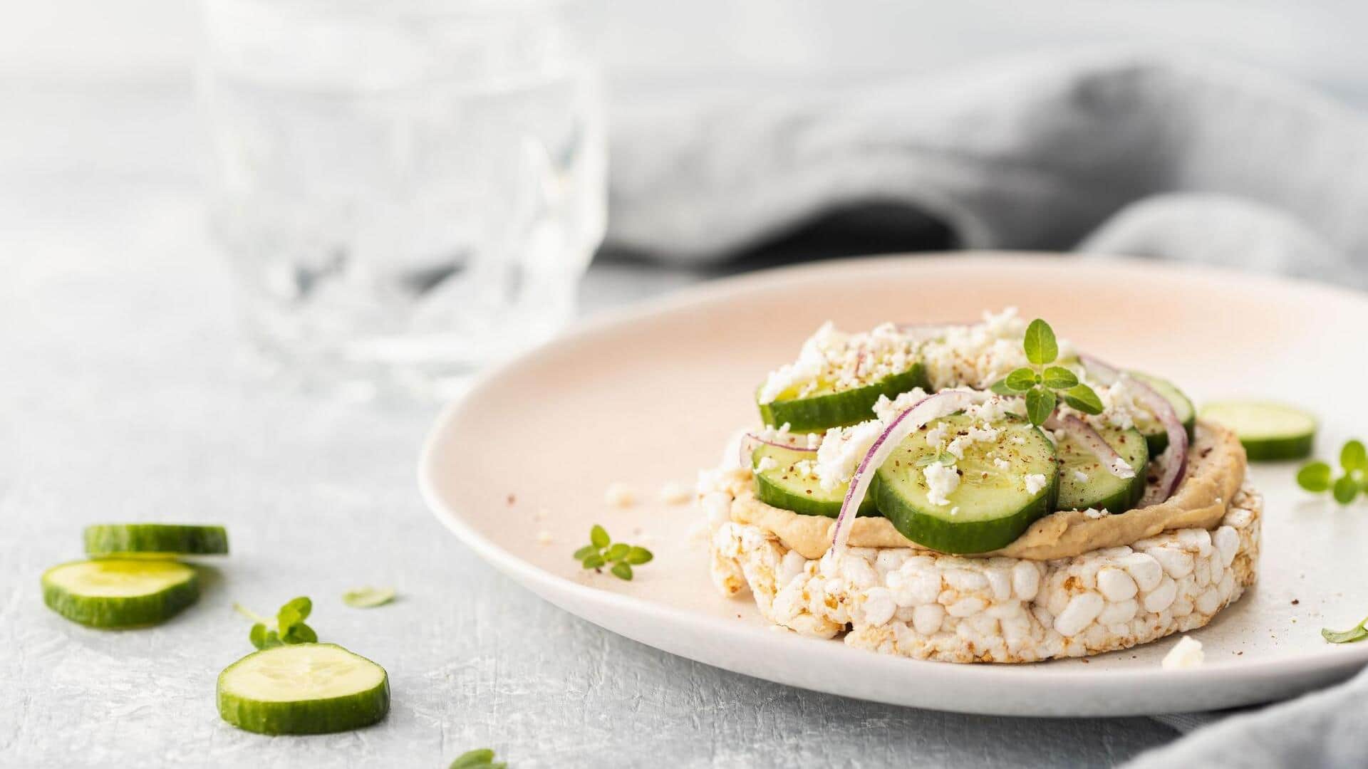 Rice cakes with hummus: A healthy snack alternative Rice cakes with hummus: A healthy snack alternative