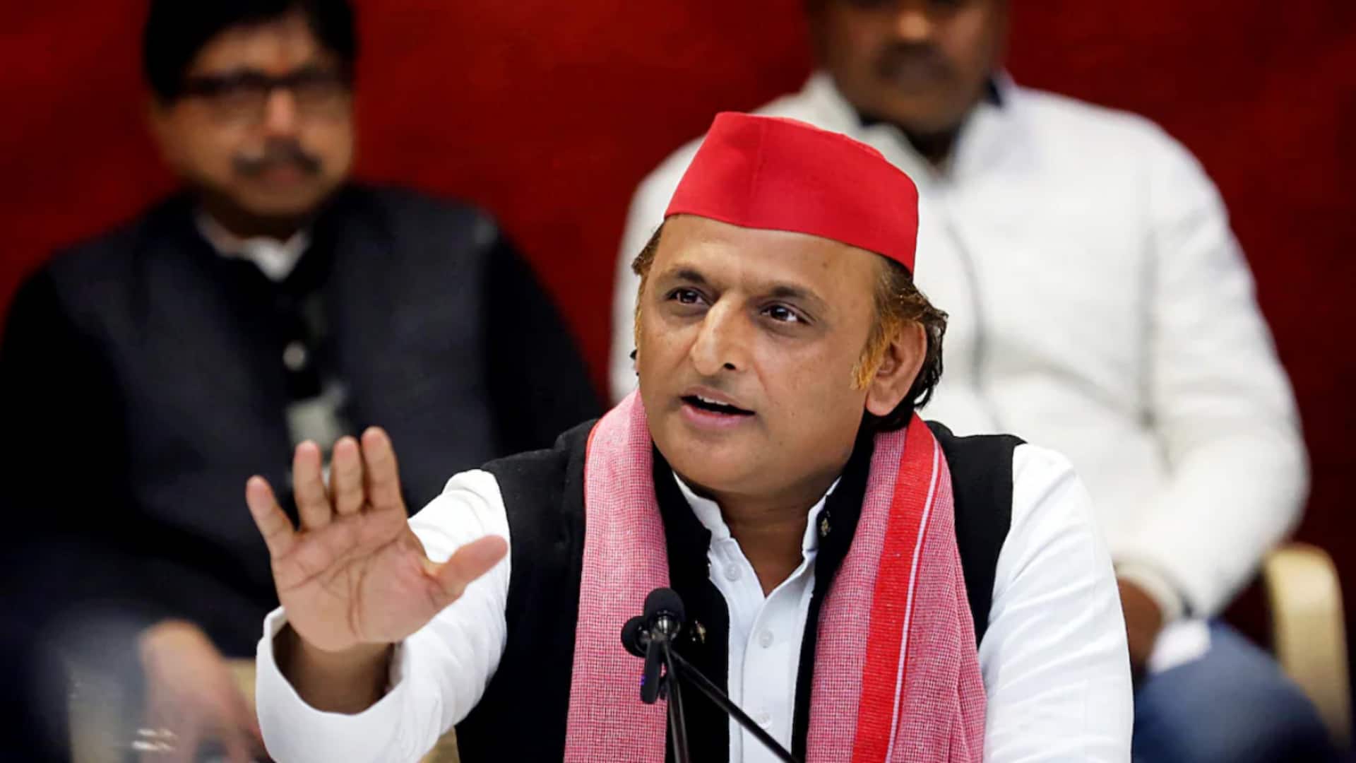 SP leaders have public spat in Akhilesh Yadav's presence