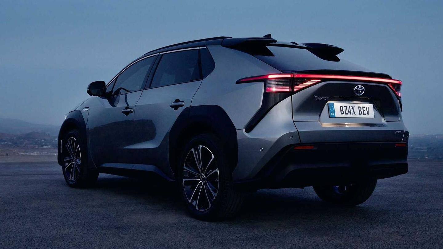 The car has a full-width taillamp and designer wheels The car has a full-width taillamp and designer wheels