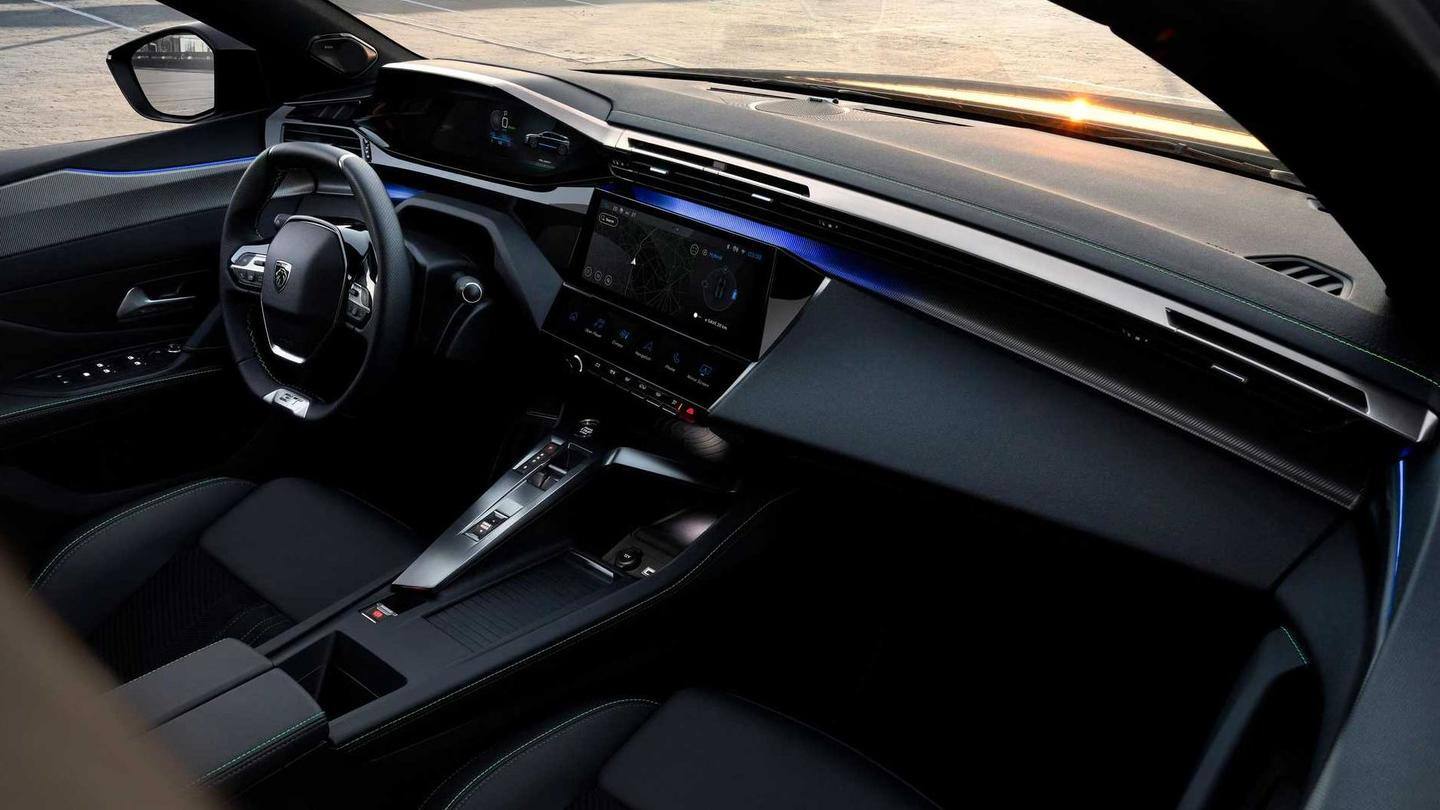The vehicle offers a sunroof and a flat-bottom steering wheel The vehicle offers a sunroof and a flat-bottom steering wheel