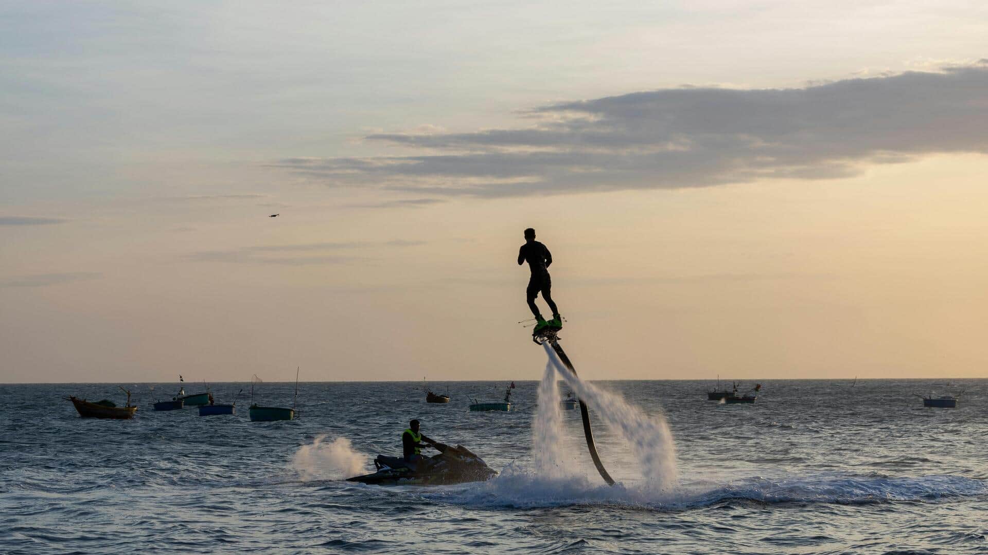 Water sports lovers, you must try hoverboarding 