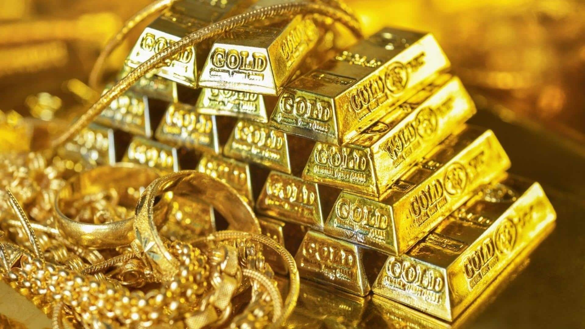 Gold rises toward $4,400 as US rate hike fears ease