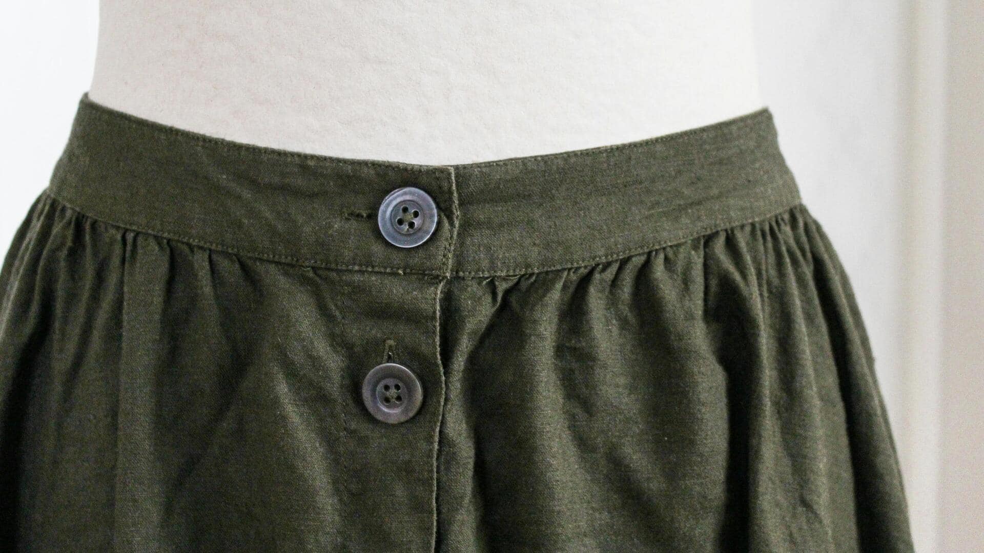 Fashion lovers, try snap-button skirts this winter