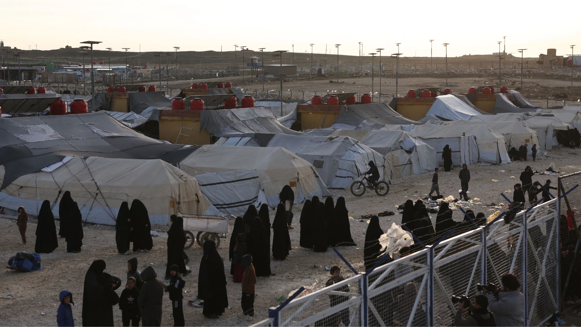 20,000 IS-linked detainees at large in Syria amid security collapse