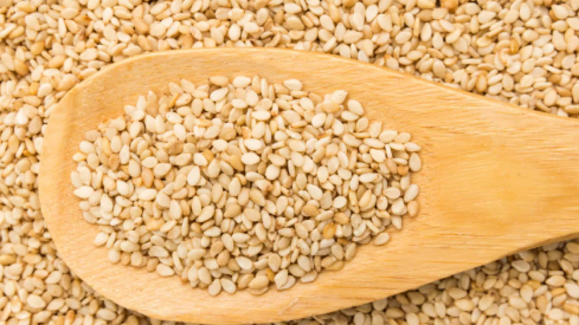 Sesame seeds v/s flaxseeds: Comparing their nutrition Sesame seeds v/s flaxseeds: Comparing their nutrition