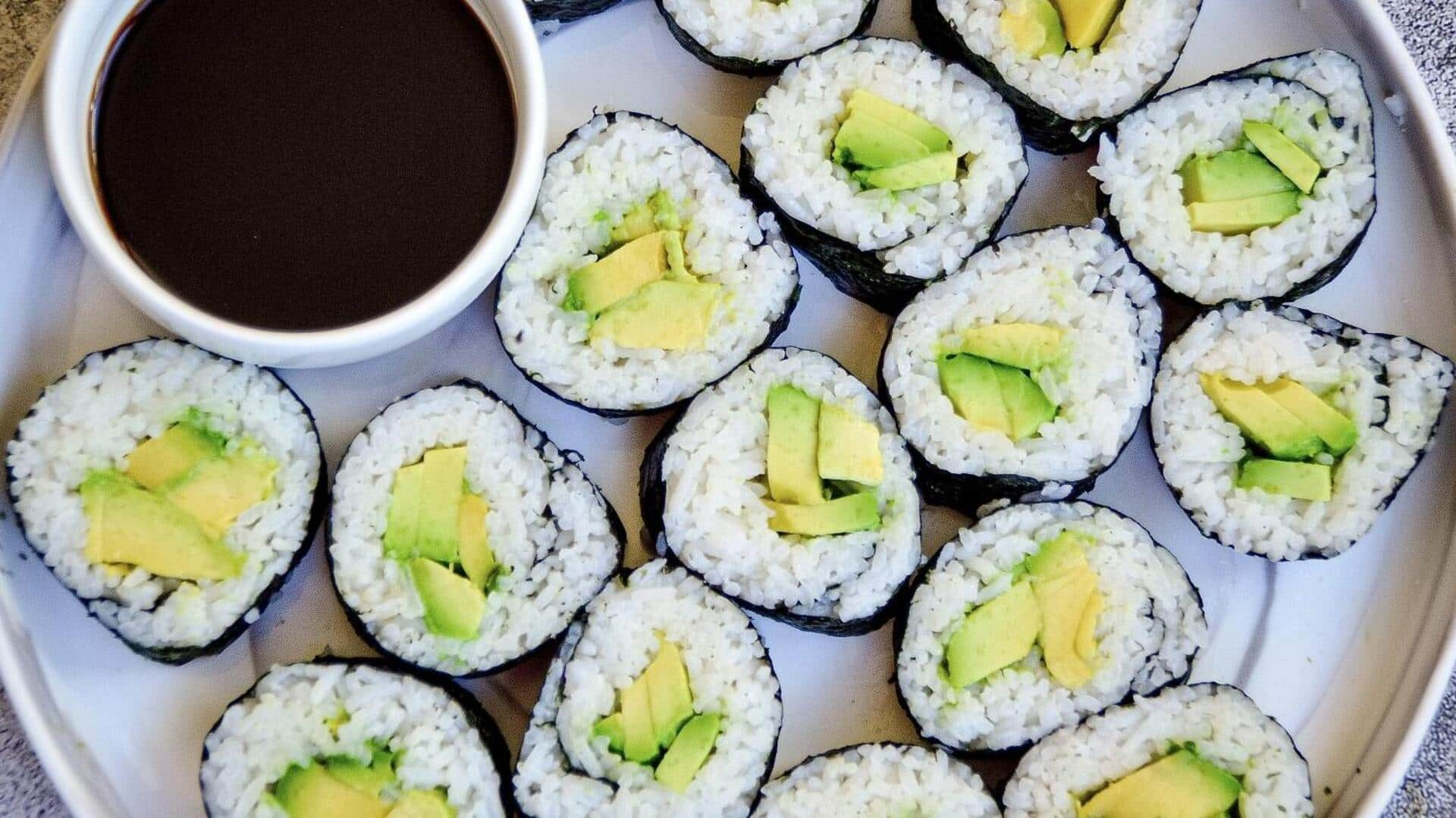 Recipe: Serve your guests delicious fusion avocado sushi rolls