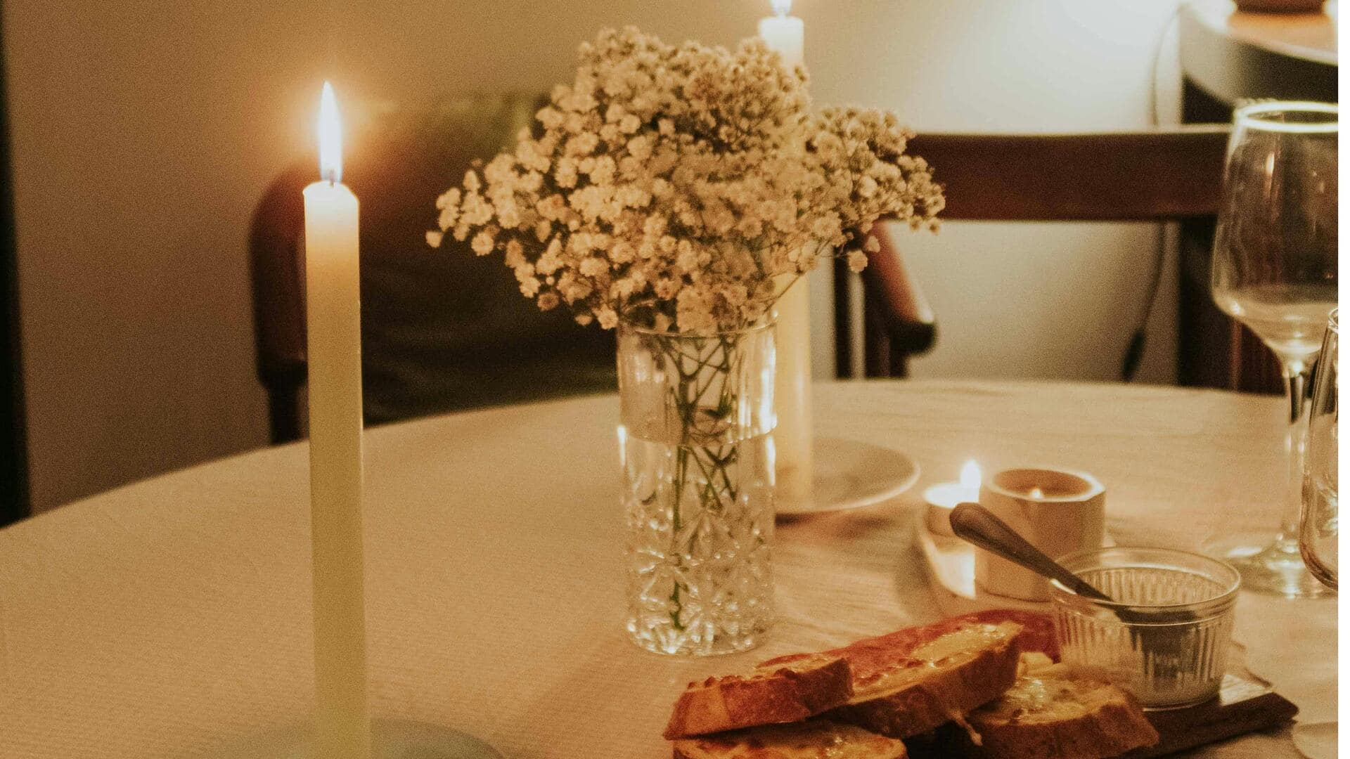 How to set the perfect mood for cozy dinner gatherings