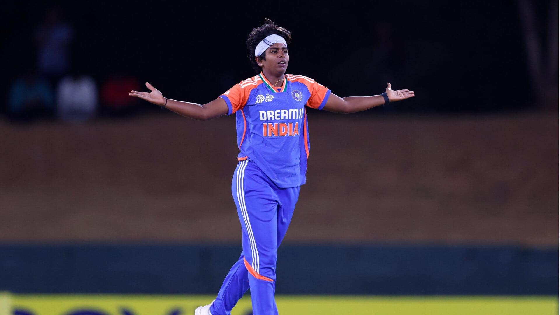 Women's T20 WC: Arundhati Reddy dents Pakistan with career-best 3/19