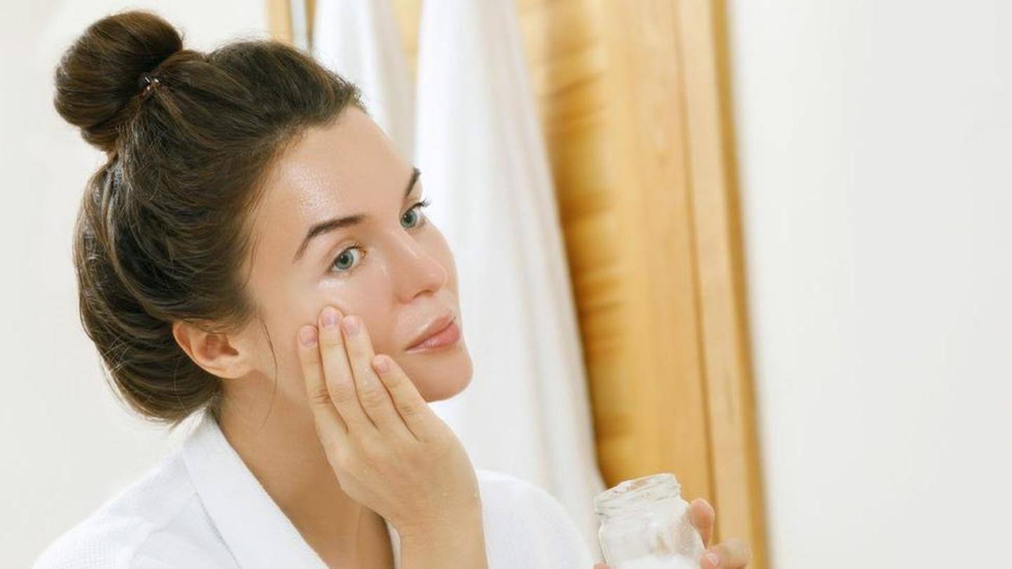Contains lauric acid that can help treat acne Contains lauric acid that can help treat acne