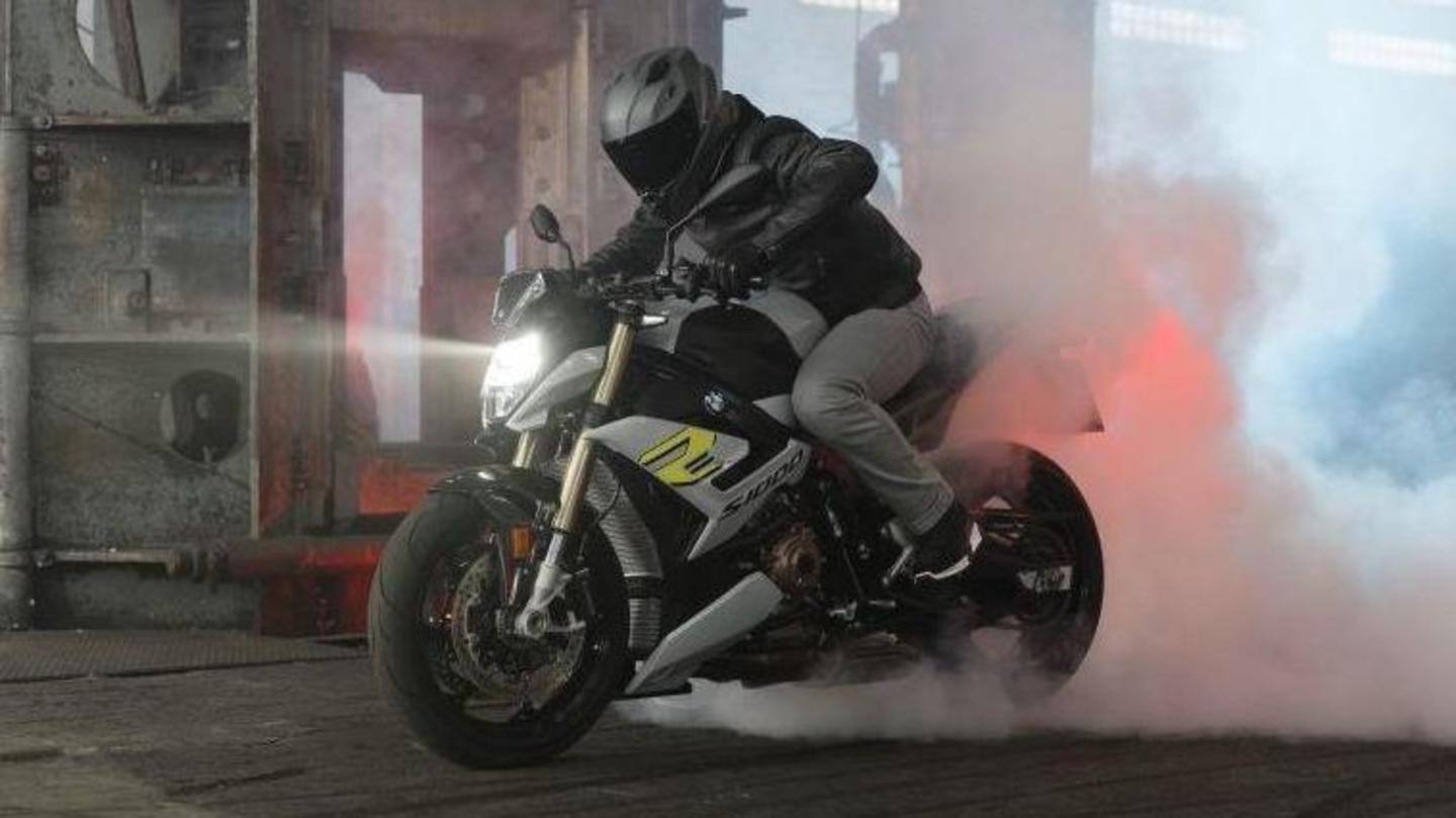 The motorcycle has inverted telescopic front forks The motorcycle has inverted telescopic front forks