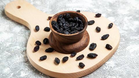 Exploring the health benefits of soaked black raisins