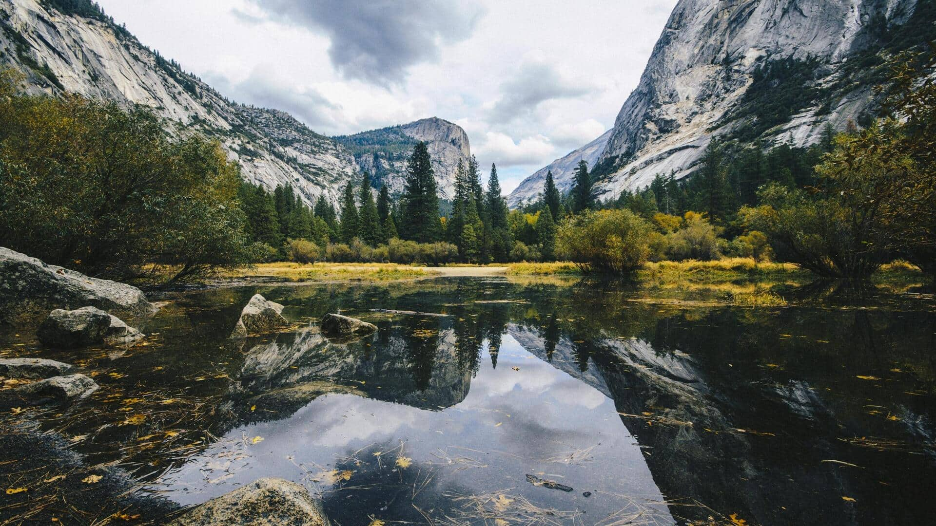 The art of mirrored lake photography: Tips for perfect shots 