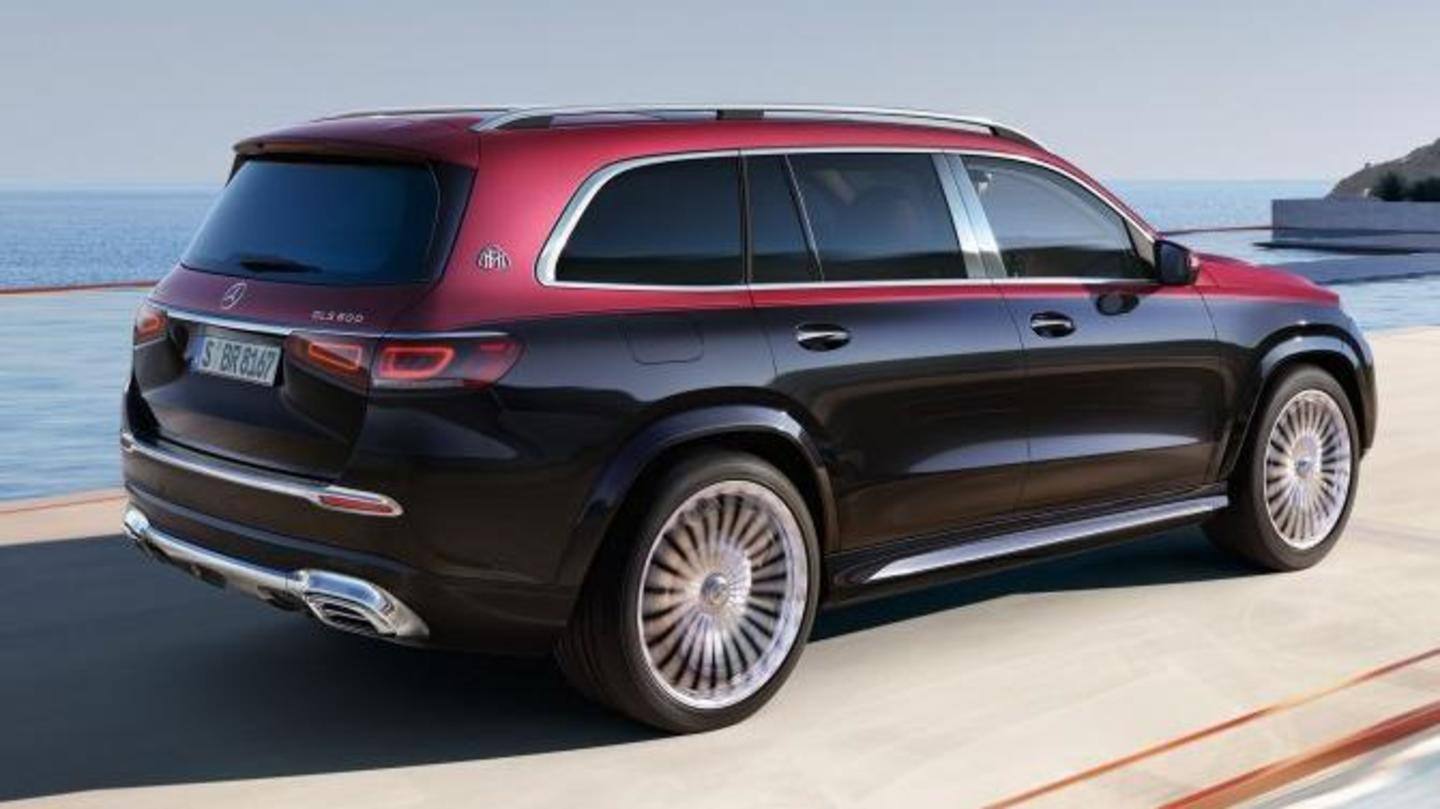 The car sports a huge chromed grille The car sports a huge chromed grille