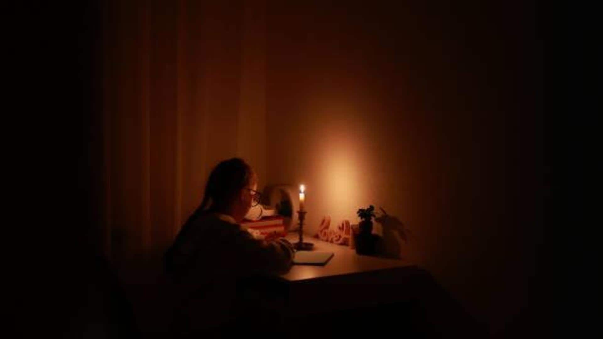 Does reading in low light harm your eyes?