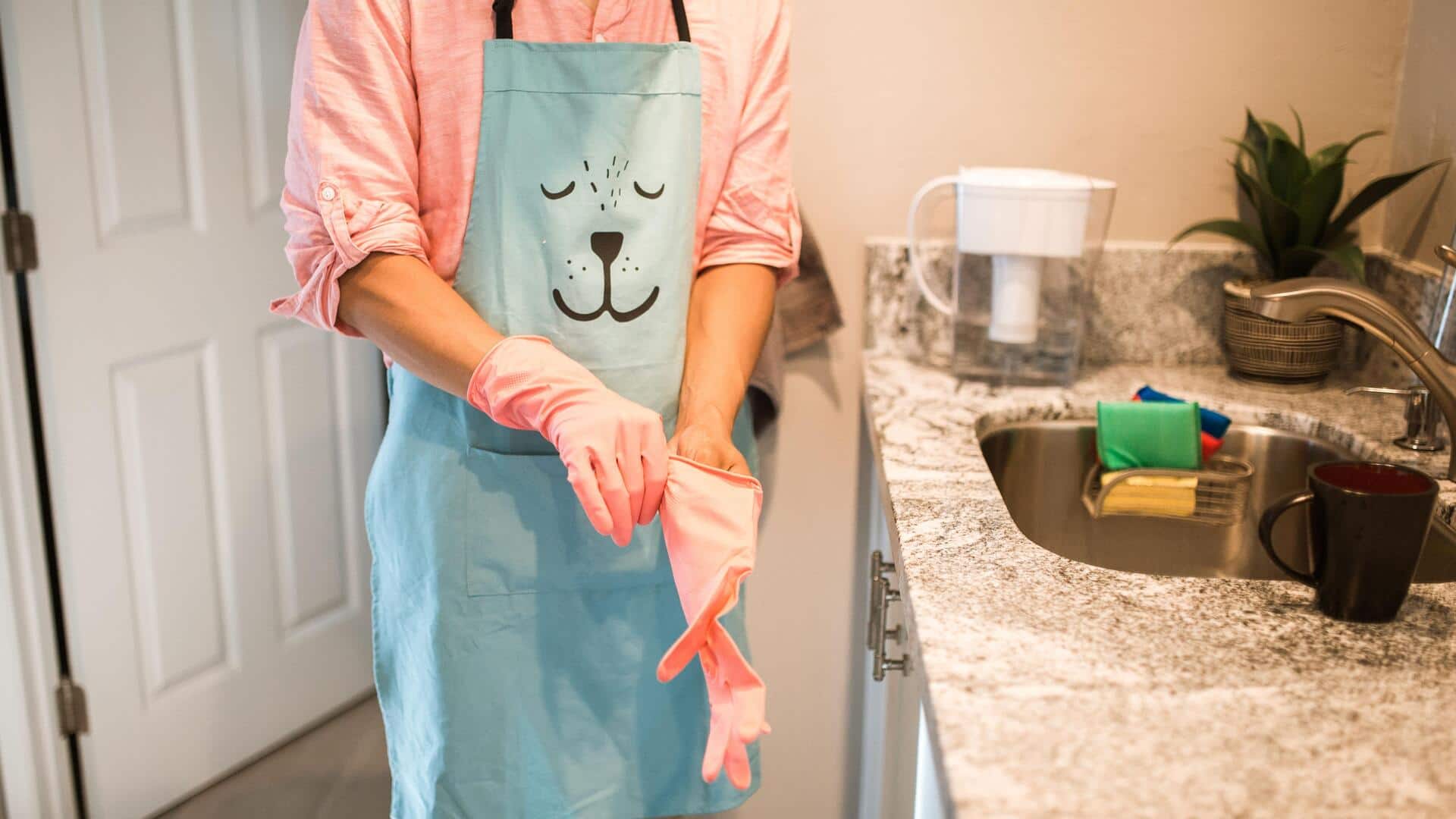 5 ways kitchen gloves can protect your hands