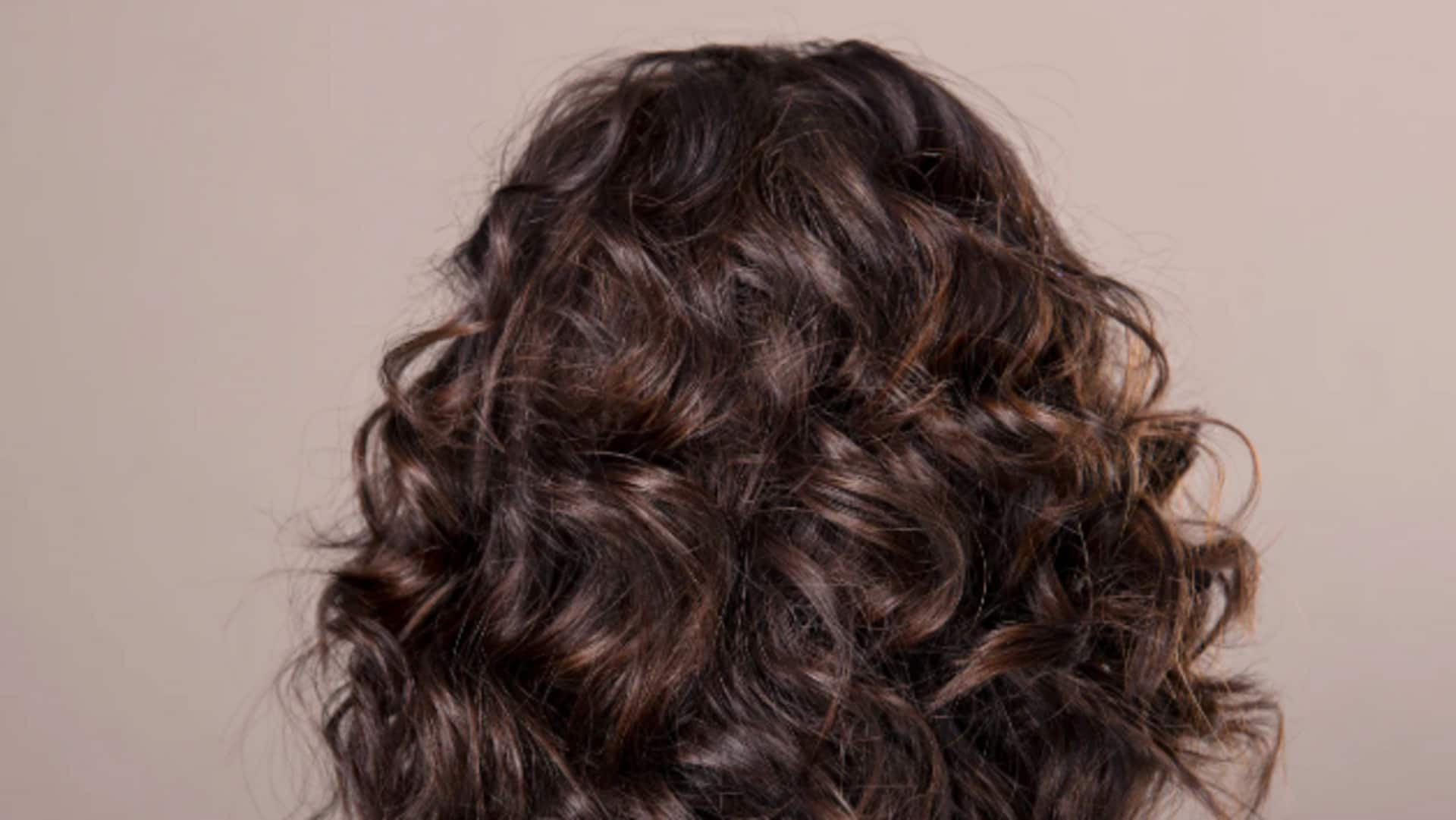 Wand curls on fine hair: Ways to achieve the look