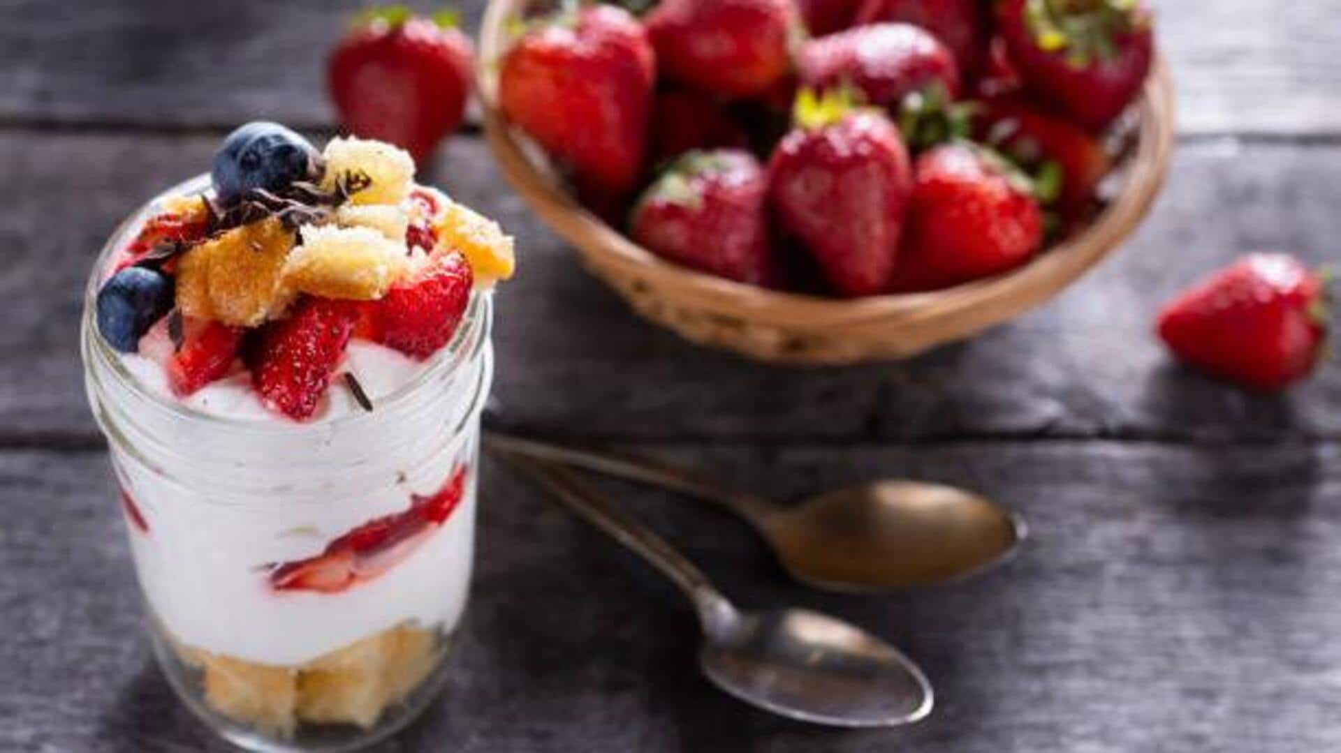 Quick strawberry breakfast jars: 5-minute recipe 