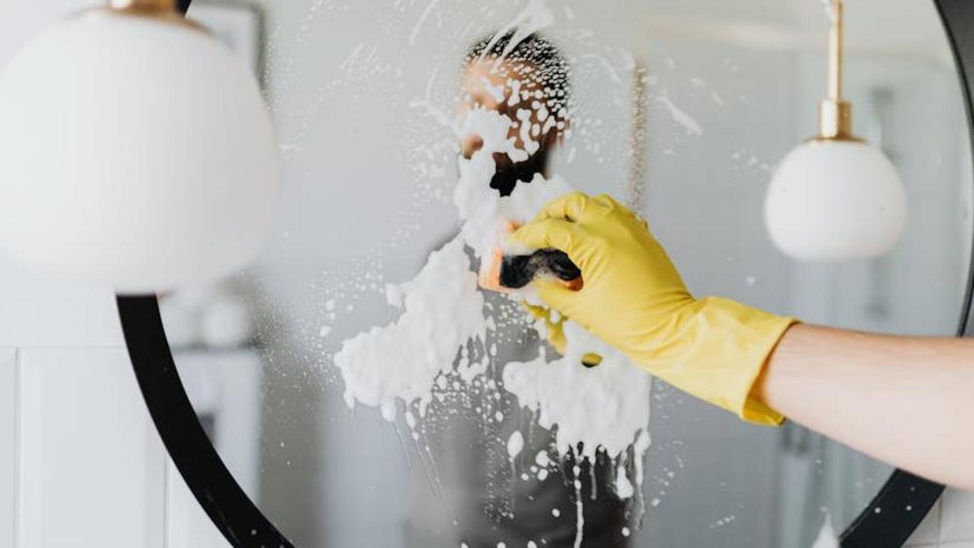 Refreshing natural glass cleaner with vinegar and lemon oil