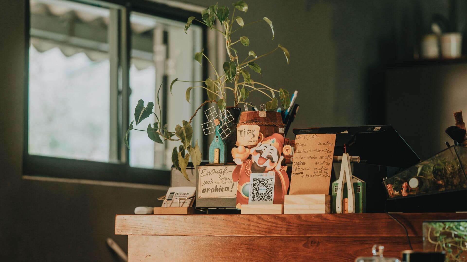 Declutter your desk with these 5 tips