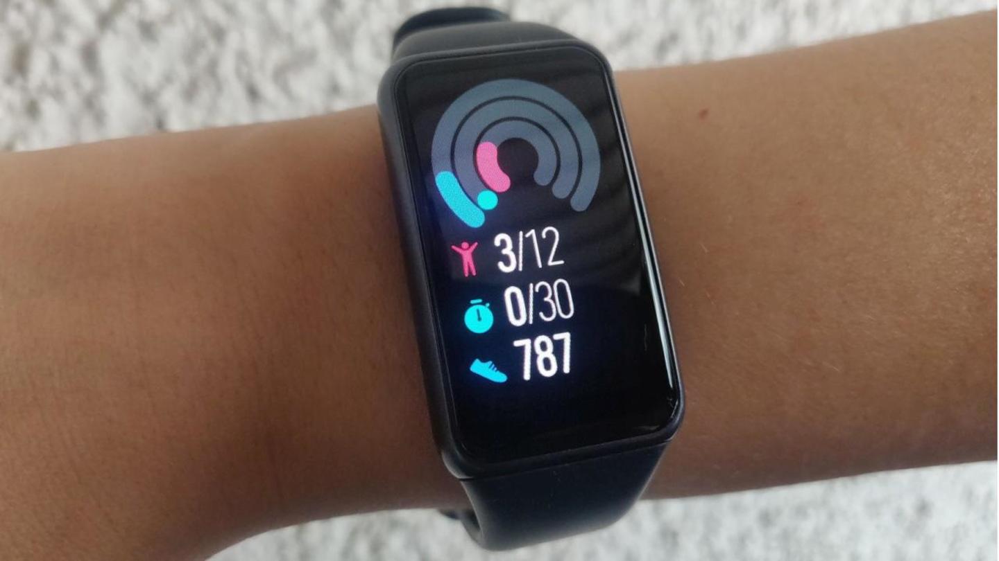 Sharp and sizeable display, but best watch faces are paid Sharp and sizeable display, but best watch faces are paid