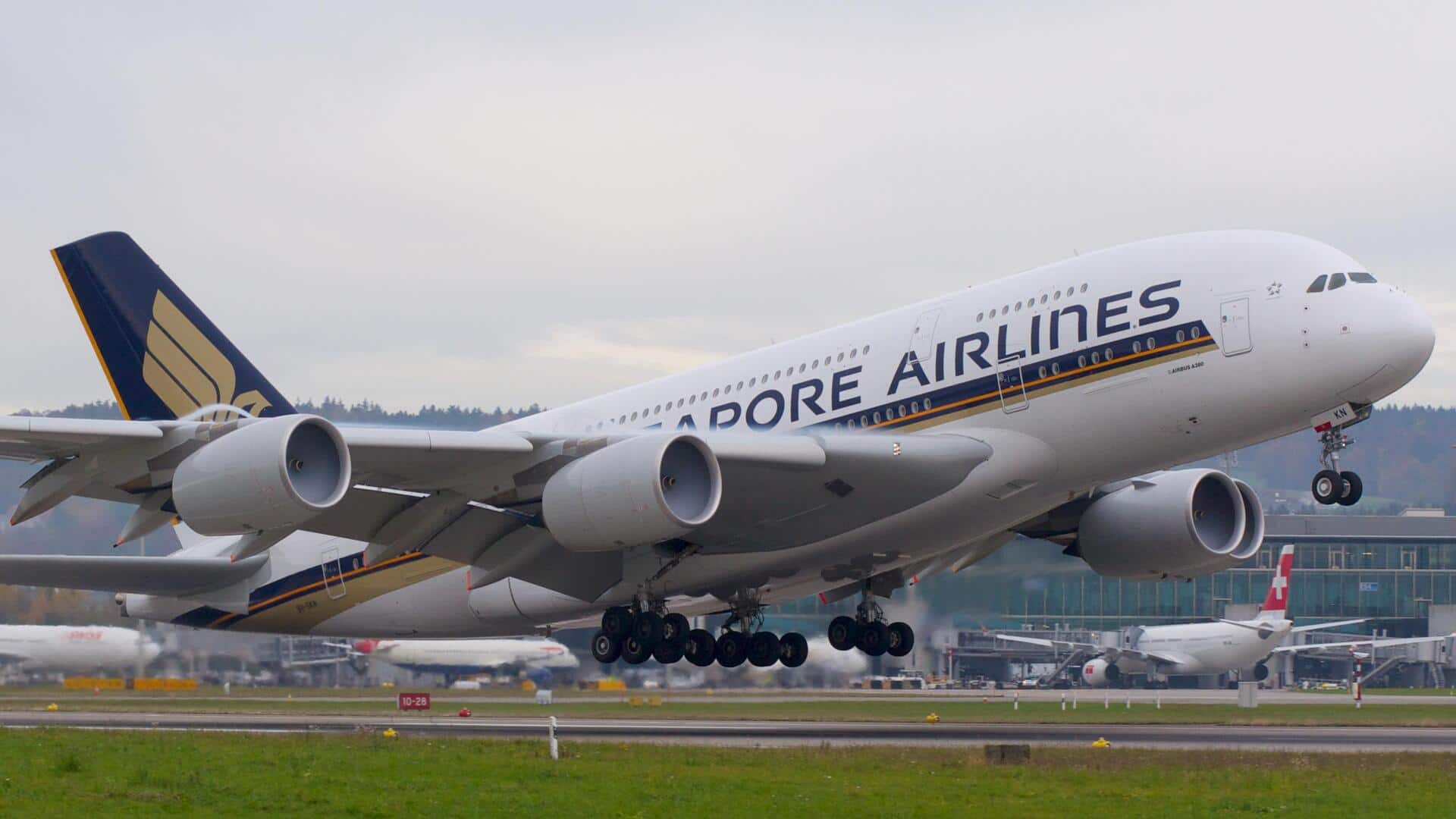 Singapore Airlines to give staff 8-month salary as bonus