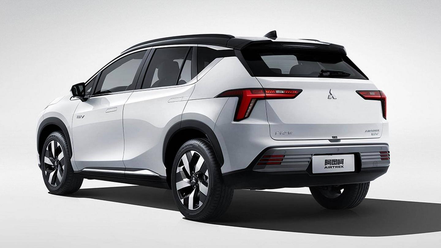 The car has dual-tone wheels and T-shaped taillights The car has dual-tone wheels and T-shaped taillights