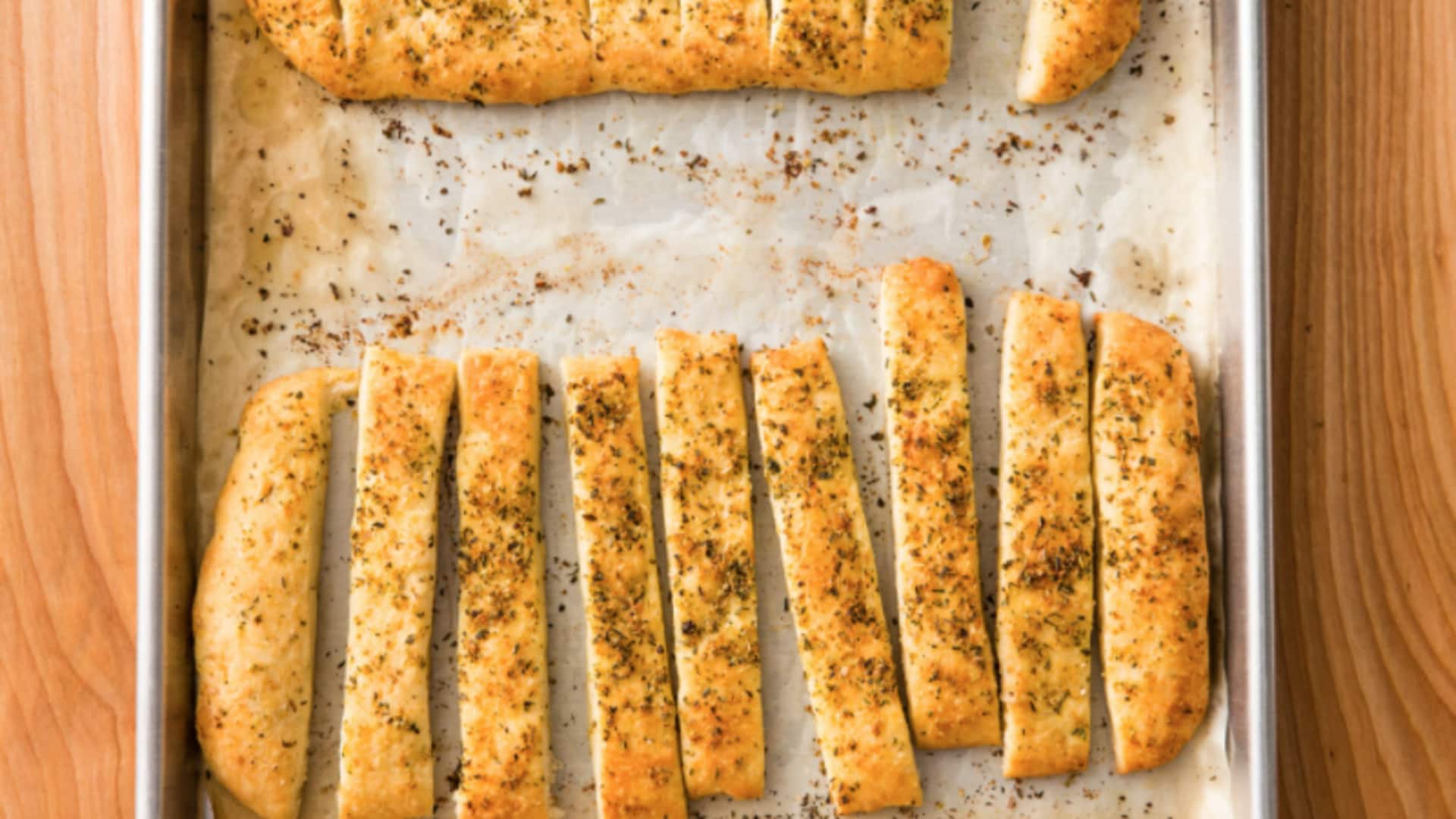 Make delicious herb-crusted breadsticks, we tell you how Make delicious herb-crusted breadsticks, we tell you how