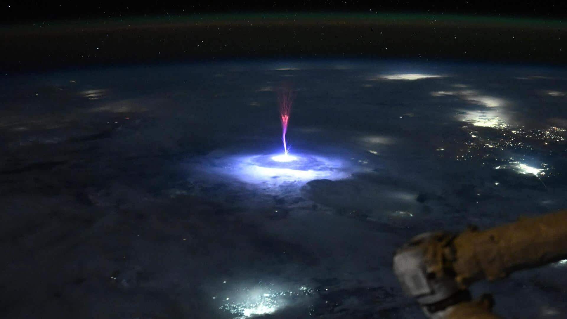 Astronaut captures stunning lightning bolt shooting into Earth from space Astronaut captures stunning lightning bolt shooting into Earth from space