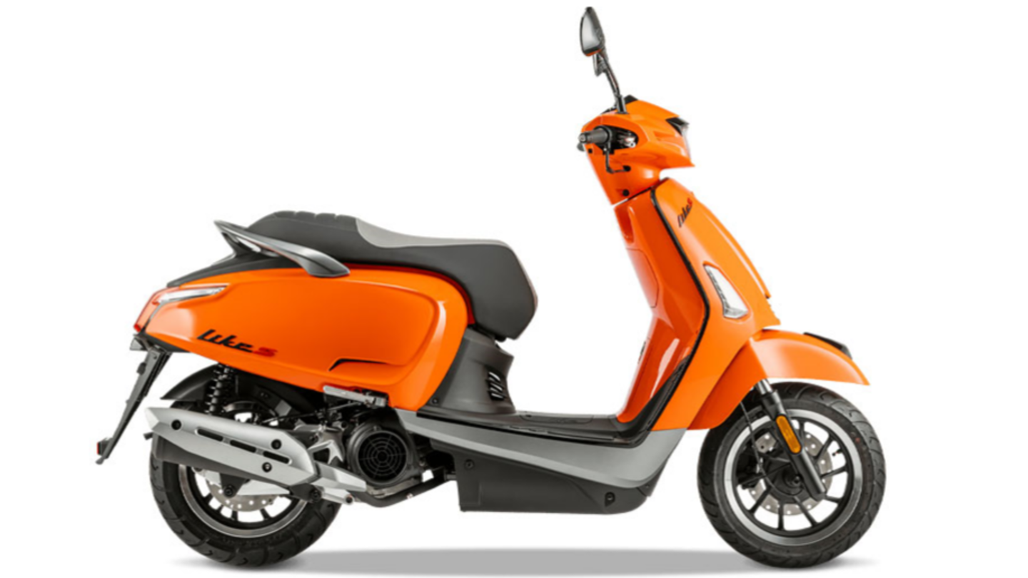 The scooter offers a single-piece seat and 7-liter fuel tank The scooter offers a single-piece seat and 7-liter fuel tank