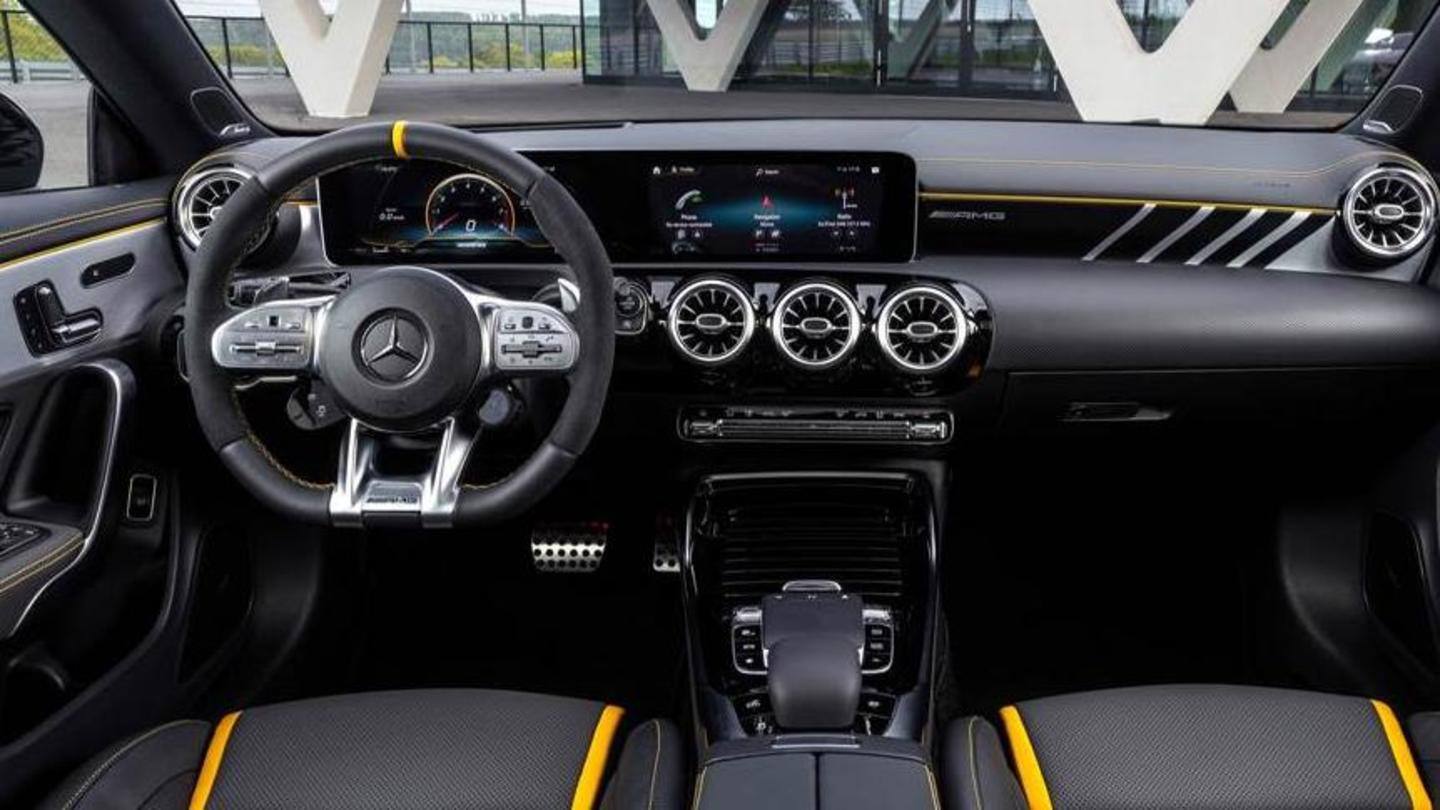 The infotainment console supports voice commands The infotainment console supports voice commands