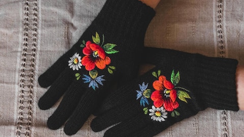 How to add colorful embroidery to knit gloves 
