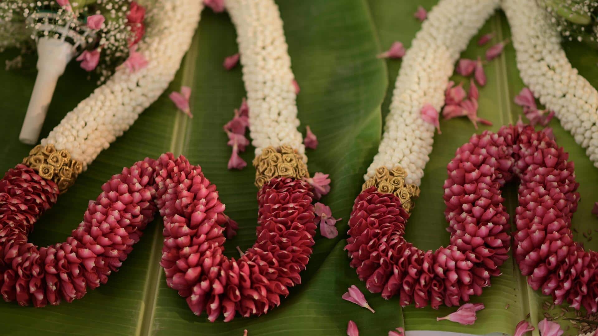 5 offbeat wedding garland ideas for modern couples