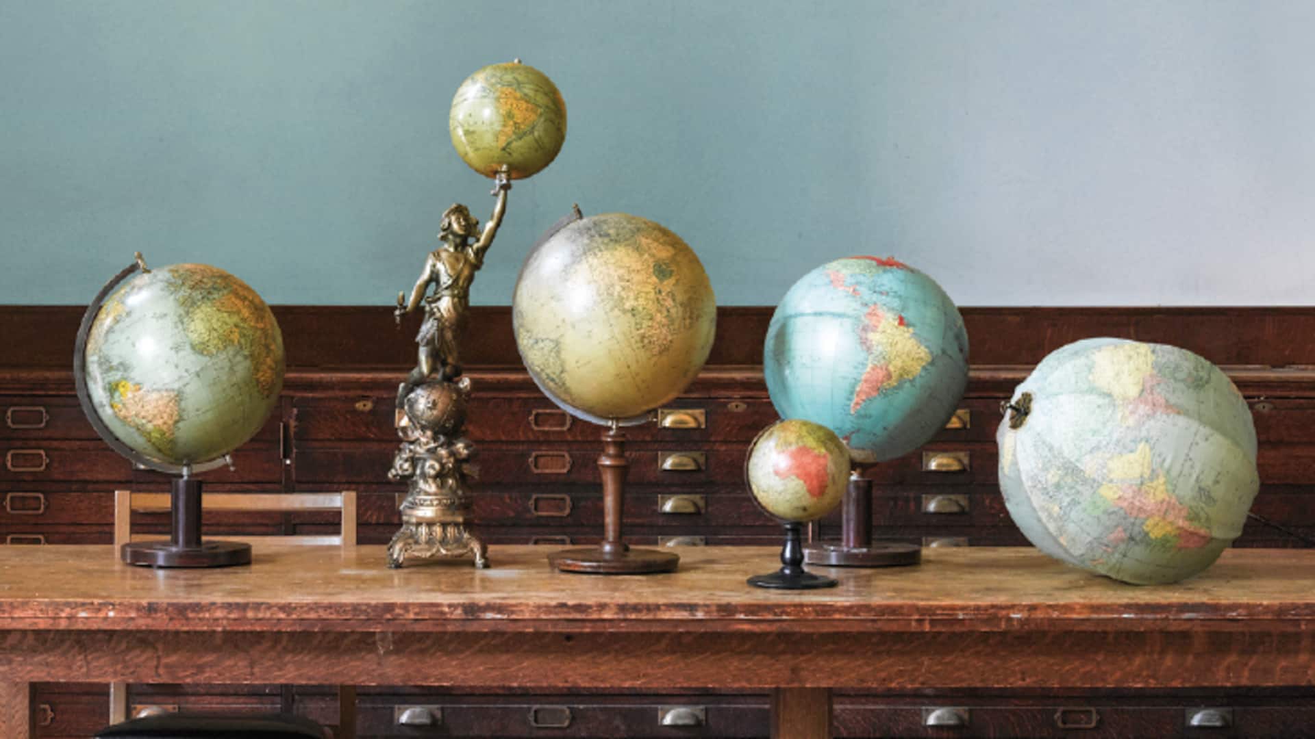 Stylish ways to use vintage globes in your decor Stylish ways to use vintage globes in your decor