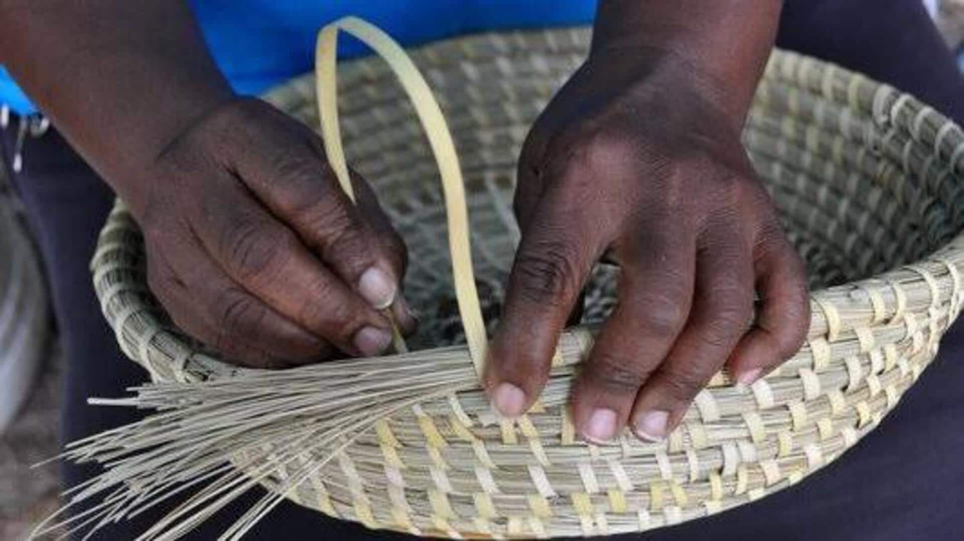 How to weave baskets using wild grass