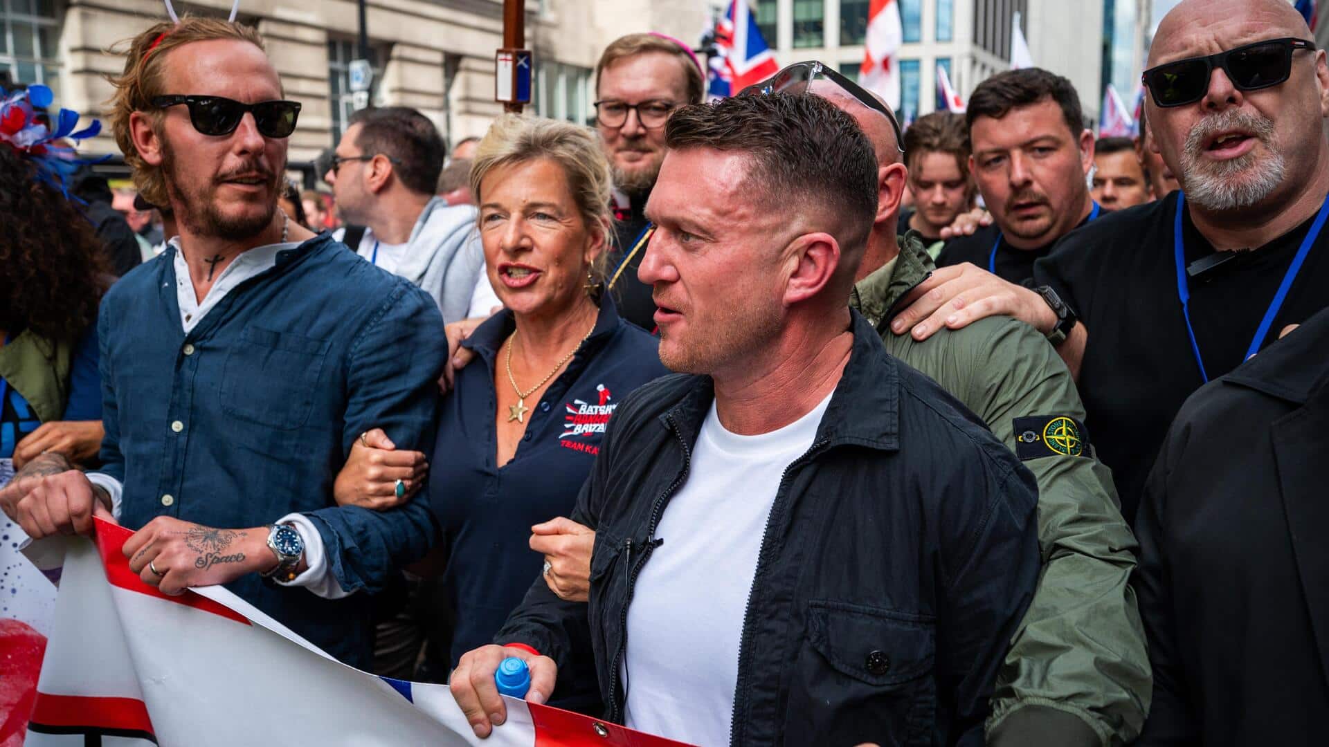 Tommy Robinson's 'Unite the Kingdom' march draws over 100,000 Tommy Robinson's 'Unite the Kingdom' march draws over 100,000