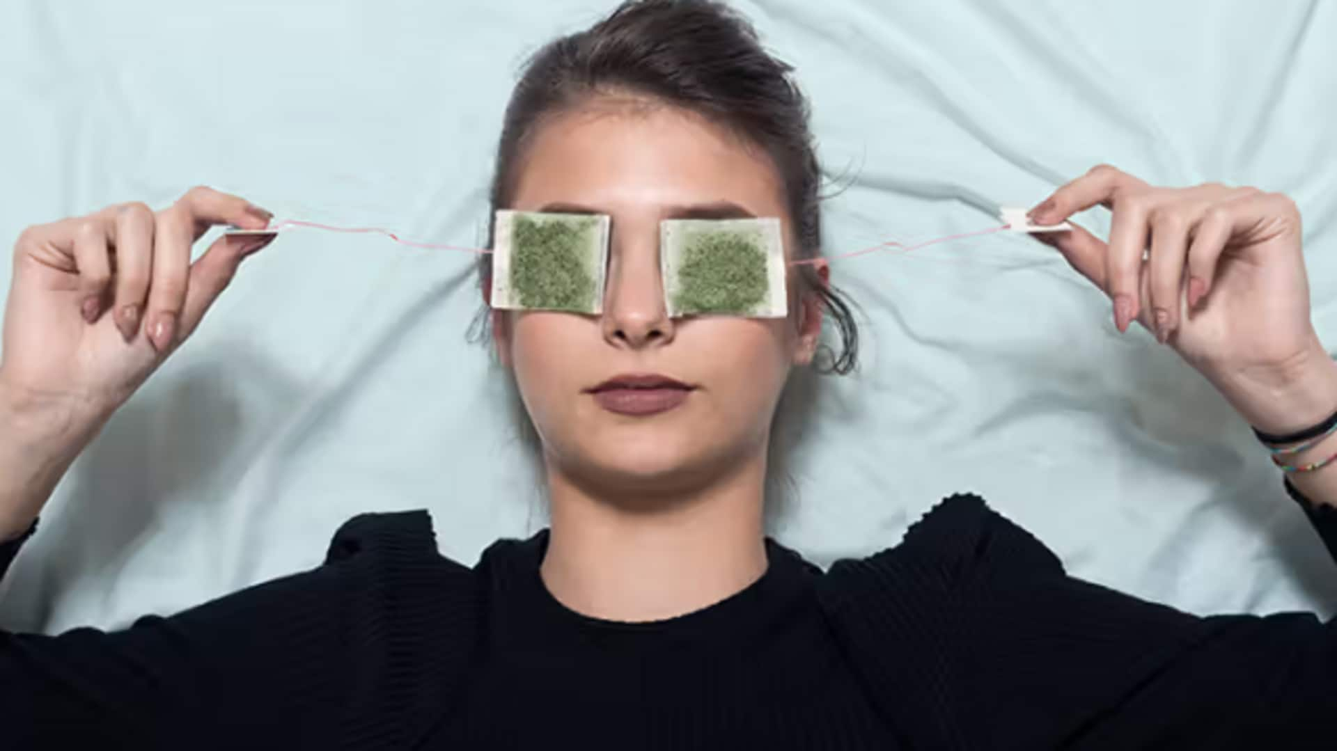 Treating puffy eyes with cooled tea bag compresses