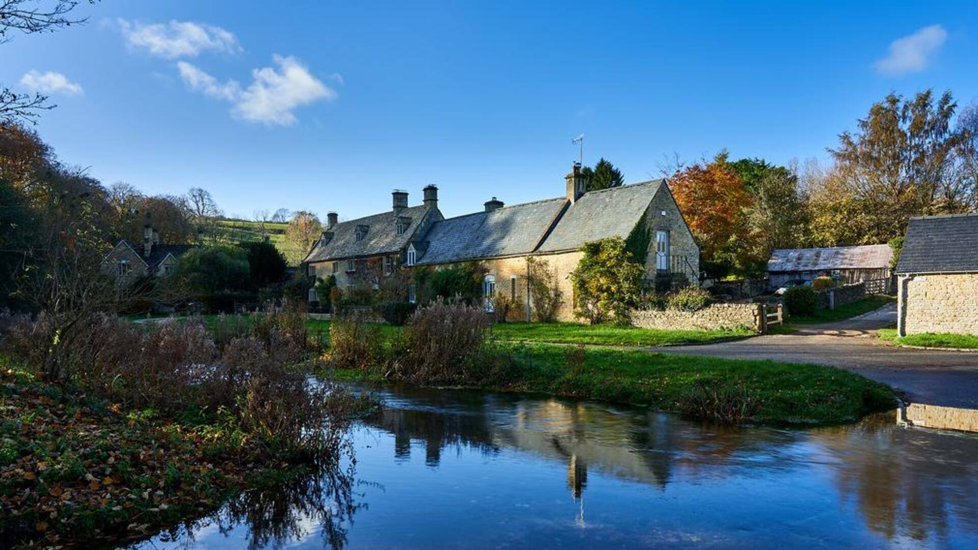 Experience the charm of Cotswolds, England with this travel guide