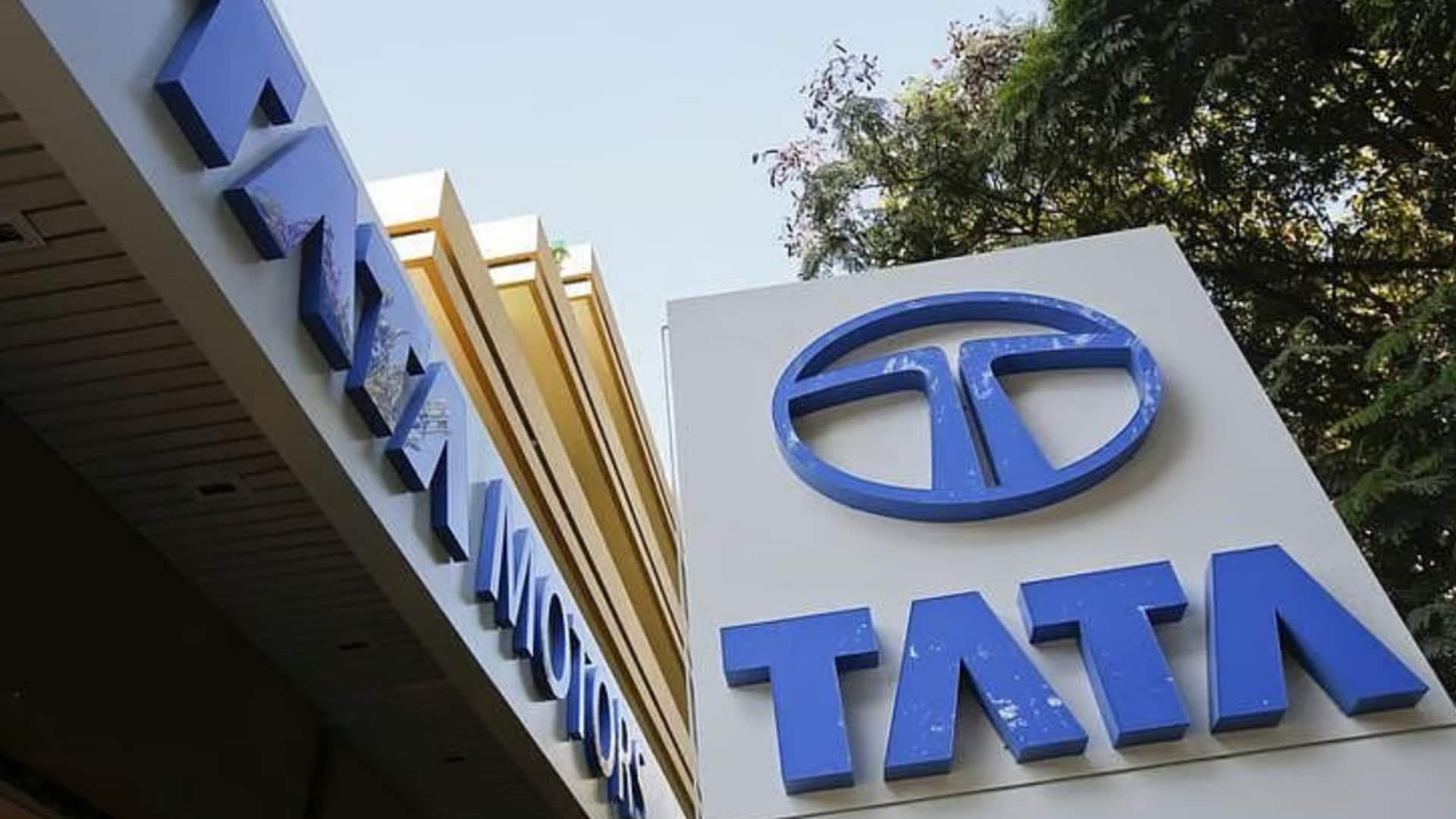 Tata Motors's profit falls 30.5% on lower sales Tata Motors's profit falls 30.5% on lower sales