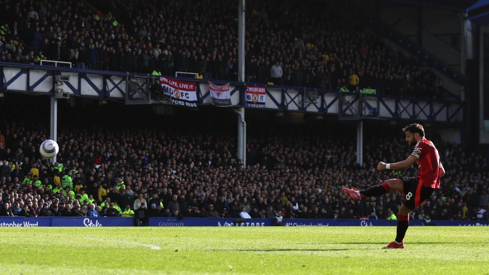 Manchester United hold Everton 2-2 in dramatic Premier League clash