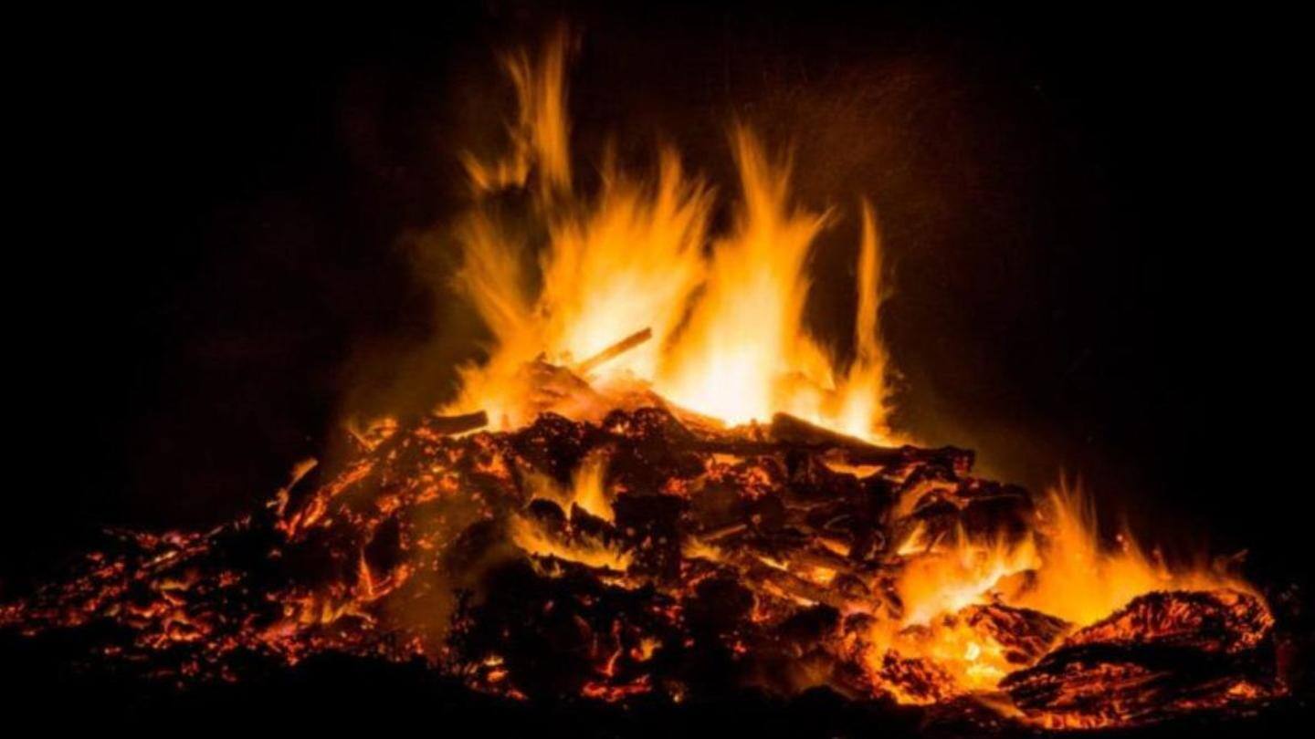People forced to cremate the deceased during the night People forced to cremate the deceased during the night