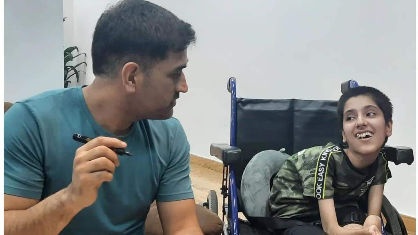 MS Dhoni wins heart of differently-abled fan at Ranchi Airport