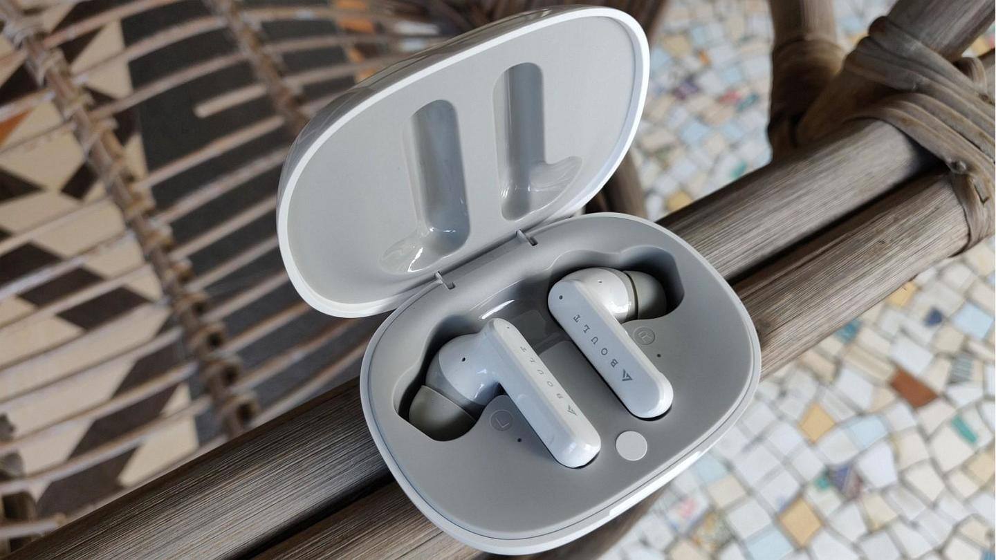 Decent looks, lightweight, good in-ear fit Decent looks, lightweight, good in-ear fit