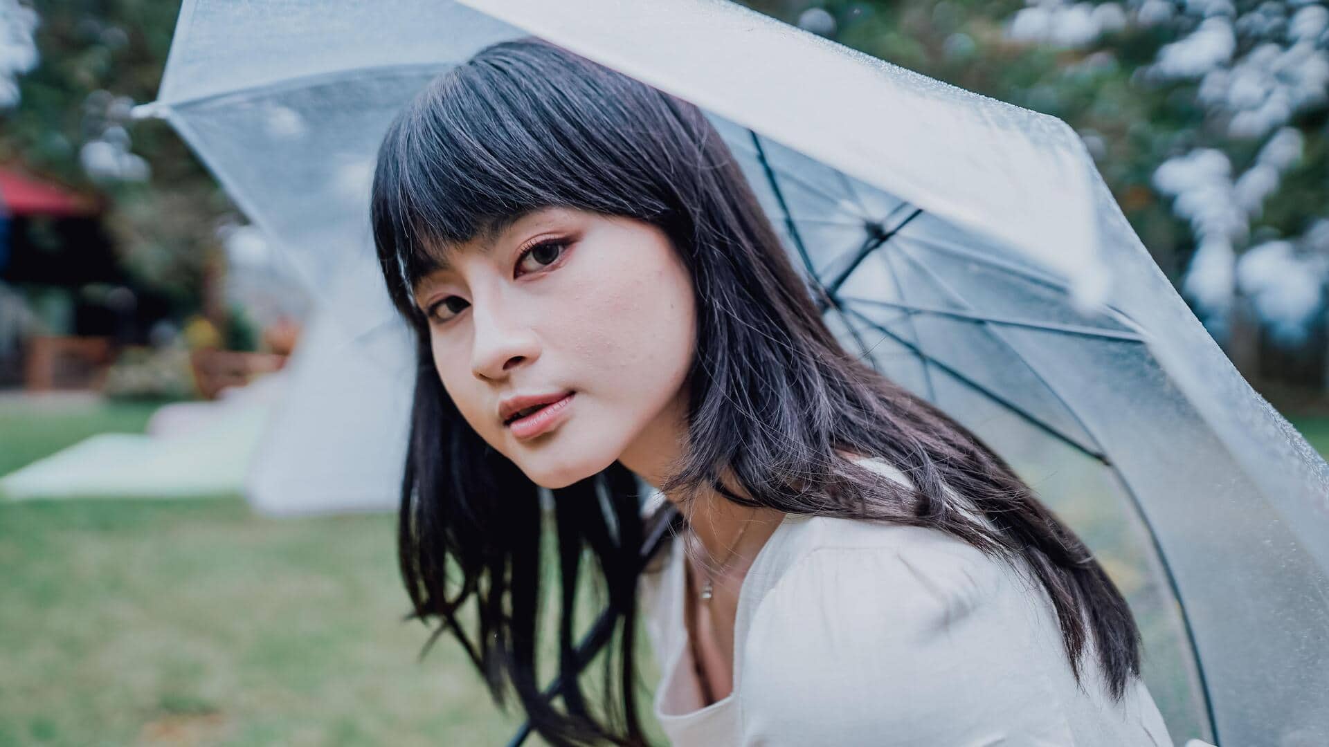 How to keep your bangs fresh in rainy weather