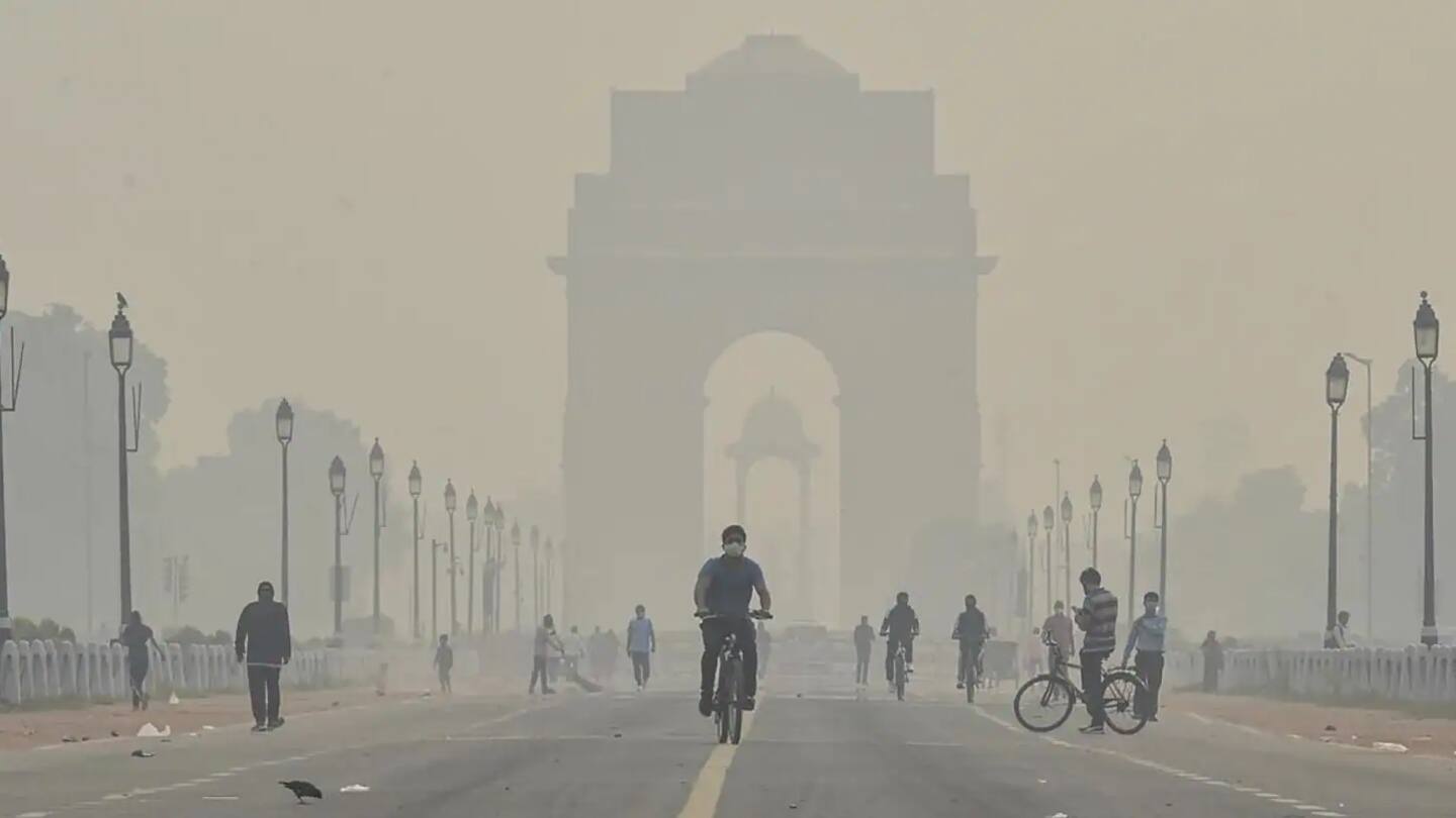 Smog returns to Delhi as air quality deteriorates before Diwali