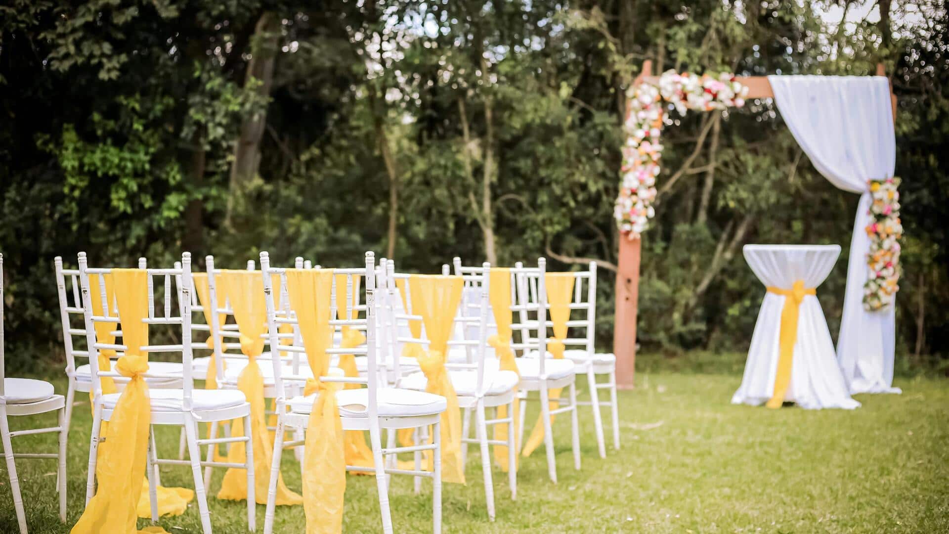 Simple decor ideas for a small garden wedding