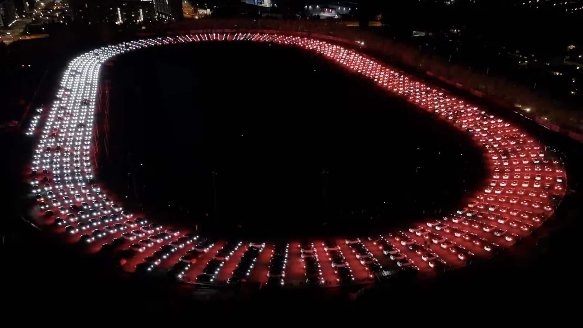 Watch: Over 900 Teslas perform dazzling light show