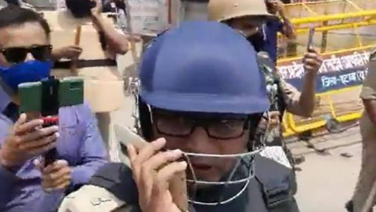 Police officer attacked in Etawah; video viral Police officer attacked in Etawah; video viral