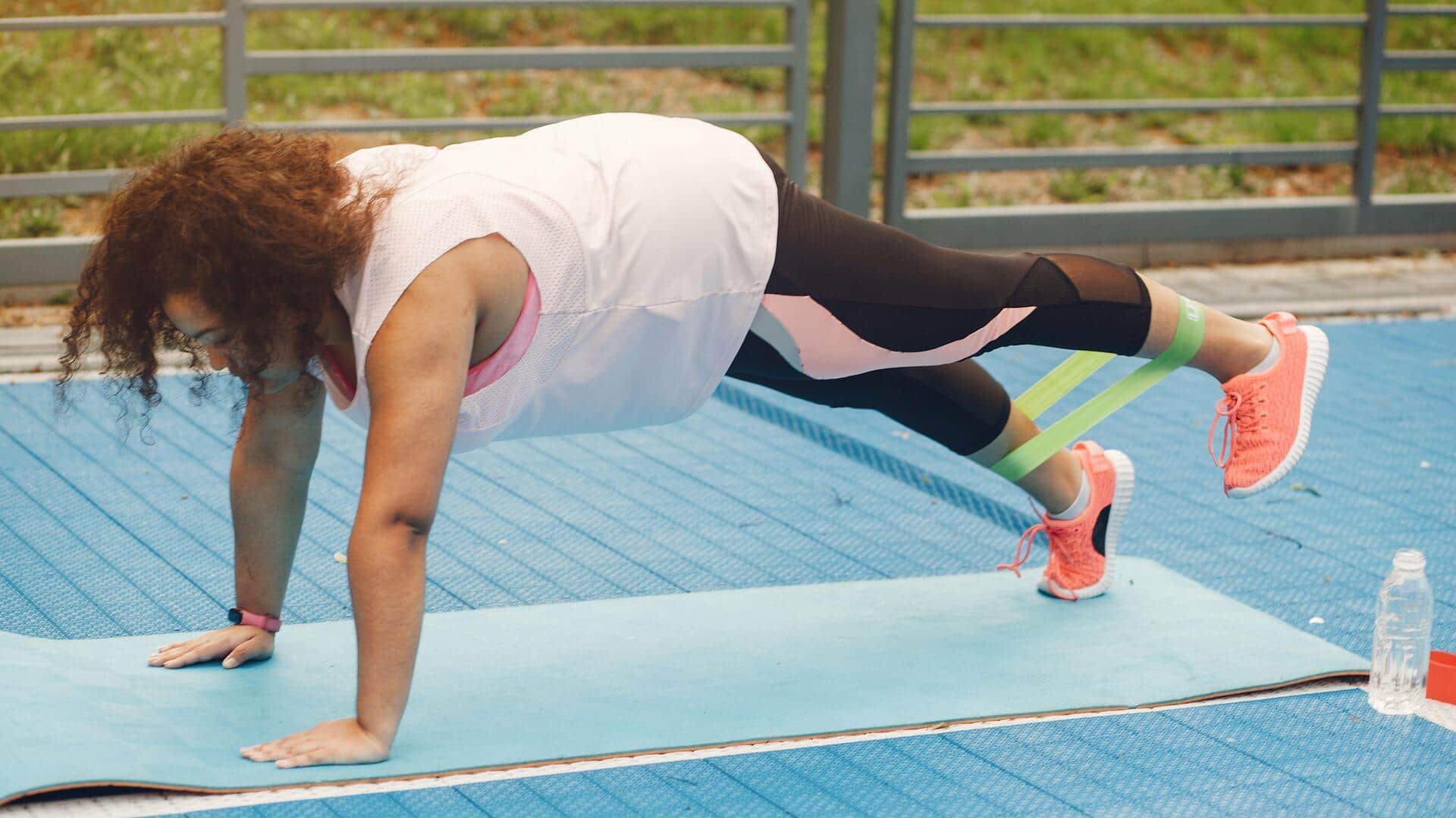 5 plank variations using resistance bands