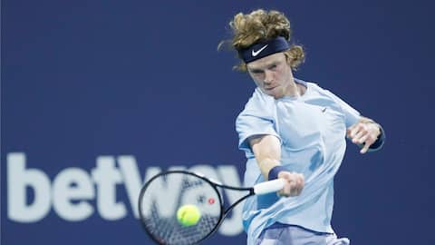 Shapovalov advances to semis at Vienna Open