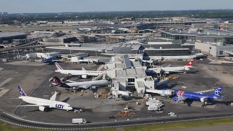 Hundreds of flights disrupted on US East Coast
